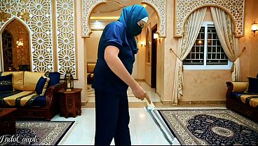 Pelayan Rumah Tangga Jilbab Disuruh Hisap Kontol Bos Dan Telan Air Mani