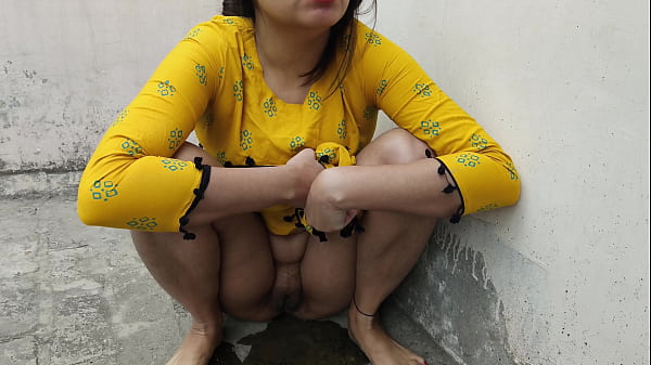 Kaamwali Boli, “saheb, Pagar Bada Do, Main Sab Kuch De Dungi” – Jangal Mein Peshab Karte Hue Sexy Hindi Dirty Talk Xxx Hd Video.