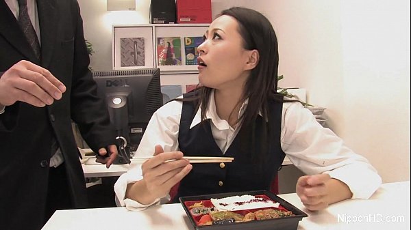 Cewek Kantor Jepang Ngewe Di Mulut, Nikmatin Batang Temen Kerja.