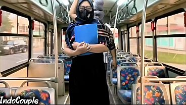 Istri Muslim Pulang Kampus Naik Bus Sendirian, Langsung Digaruk Orang Asing Di Balik Hijab.