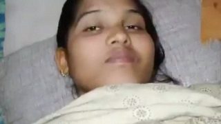 Cewek Toko Bunga India, Keerthi, Digebuk Di Rumah
