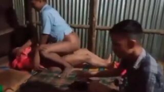 Tiga Cowok Kampung Ngewe Bareng Lonte Murahan Di Video Mesum