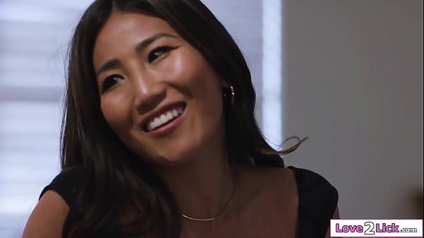 Kamu Pengen Bikin Kenangan Lesbian Terakhir Di Kamar Lamamu, Ya?