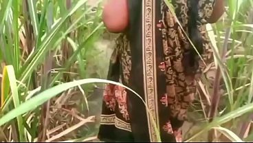 Ibu Tiri Dan Anak Tiri Ngentot Di Luar Rumah Kampung, Bikin Basah Semua.