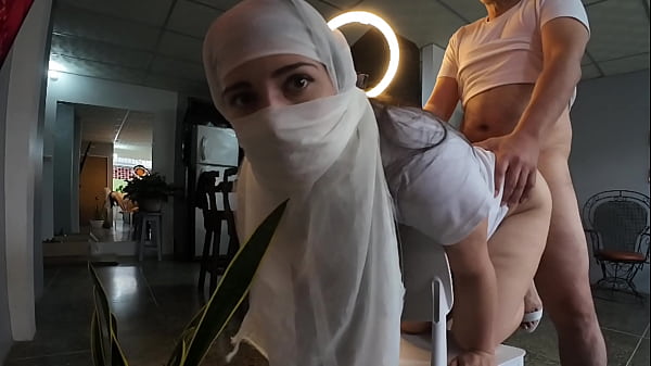 Ibu-ibu Berhijab Dikocok Keras Sampai Maninya Muncrat Di Lubang Belakang Pas Lagi Hookup.