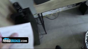 Anak Tiri Cewek Latin Menggoda Ayah Tirinya Dengan Tubuh Mulus Dan Menggairahkan