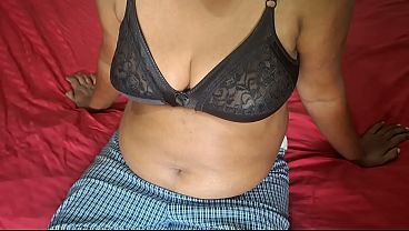 Pembantu Bersih-bersih, Kakak Lagi Horny Di Kamar, Bikin Makin Panas.