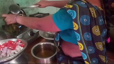 Bini Orang Masak Sambil Main Sama Selingkuhan