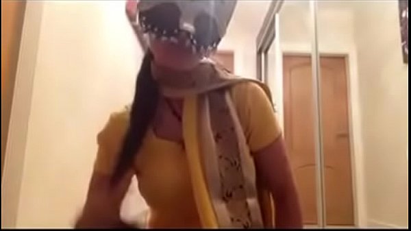 Cewek India Seksi Lagi Mainin Memeknya Sendiri.