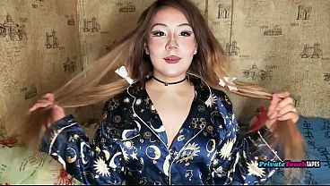 Cewek Rusia Gendut Dengan Paha Gede Mainin Memek Sempitnya Pake Dildo Di Dalem.