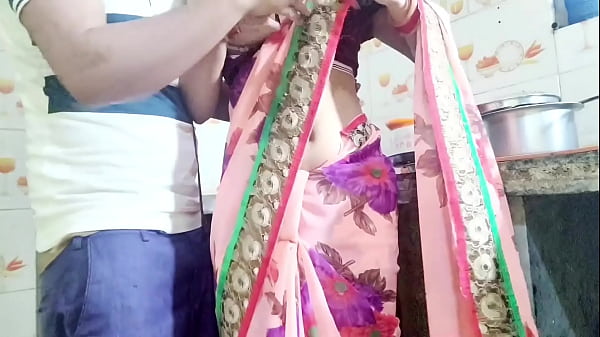 देसी भाभी बर्तन धो रही थी, तभी देवर ने आकर कहा- भाभी, तेरी चूत चाहिए, देगी क्या? हिंदी ऑडियो।