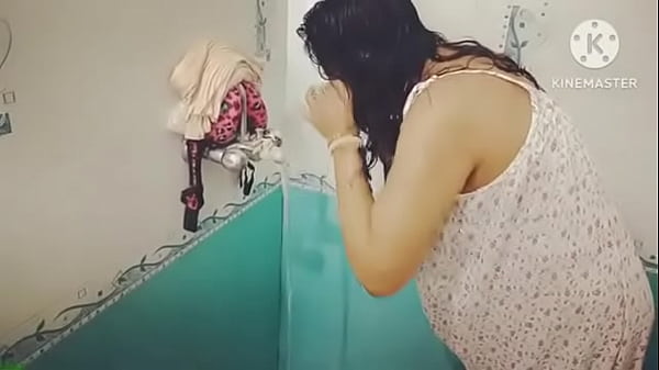 Desi Lagi Mandi, Basah Kuyup, Becek Semua, Bikin Ngilu Ngeliatnya.