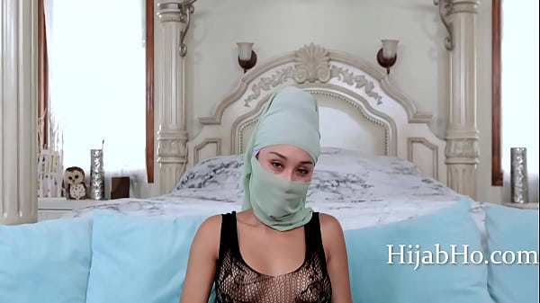 Ibu Tiri Berhijab Bikin Tenang – Cali Lee, Sange Banget
