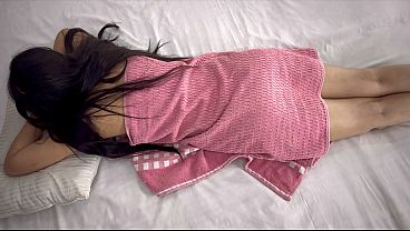 Nri Cewek Dapet Pijat Pantat Dari Pelayan, Terus Dikocok Memek Montok.