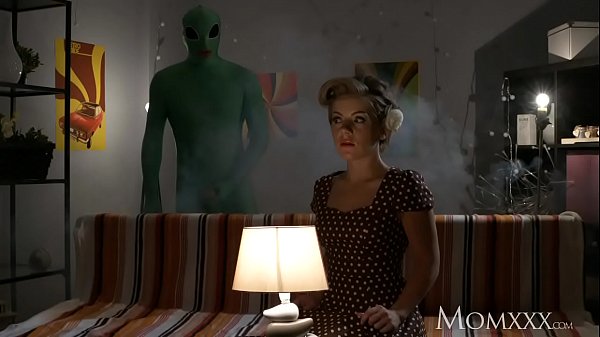 Mama Rumah Tangga Kesepian Dirogoh Dalam-dalam Sama Alien Pas Malam Halloween