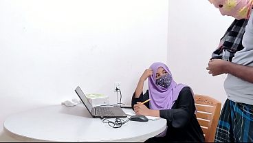 Bankir Hijab Seksi Digebuk Petani Desa, Crot Di Dalam