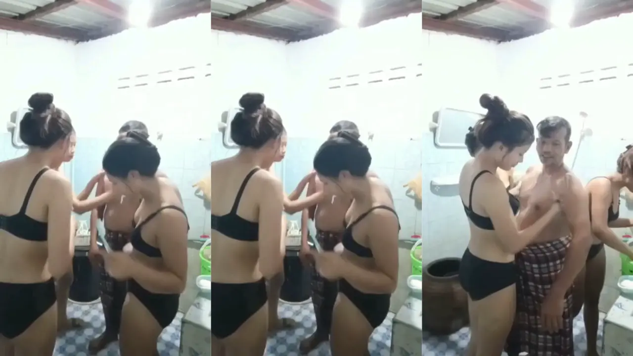 Bapak Lagi Mandi Basah-basahan Sama 3 Anak, Semua Pada Telanjang, Airnya Bikin Basah Kuyup Dan Panas.