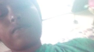 Bengali Boudi Pake Saree, Jari Mainin Chut Sambil Selfie