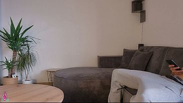 Ibu Tiri Lihat Kontol Keras Anak Tiri Pas Lagi Bersihin Rumah, Langsung Bantu Dia Crot Di Pantat Gede Bulatnya.