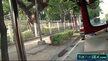 Gadis Tetangga Naik Tuk-tuk, Langsung Nunggang Kontol Gede Abis.