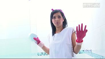 Pembantu Hotel Pake Sarung Tangan Karet Bungkukin Badan Sambil Bebersih Pancuran, Siap Digoyang Dari Belakang.