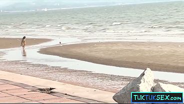 Gadis Thailand Dijemput Di Pantai Untuk Ngentot Sama Bule Kontol Gede.