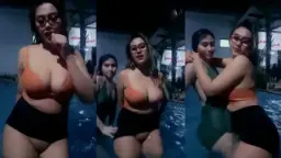 Miya Bareng Bestie Di Kolam Renang, Basah-basahan Sambil Saling Merayu, Bikin Suasana Makin Panas.
