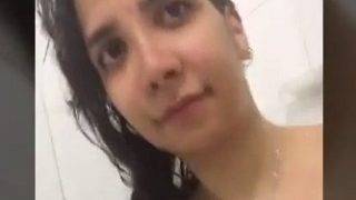 Nri Cewek Sendirian Bugil Pamer Memek Basah