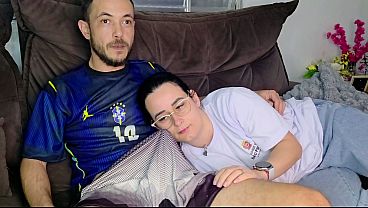Irmã De Criação Gemendo Gostoso Enquanto O Meio-irmão A Pega De Jeito Vendo O Jogo Do Brasil.