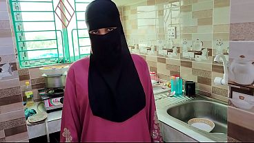 Suami Selingkuh Ngewe Pembantu Hijab Pas Rumah Sepi, Crot Di Dalem