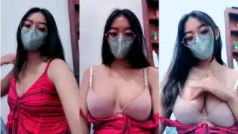 Yasmine Pamer Belahan Toket Sampai Basah